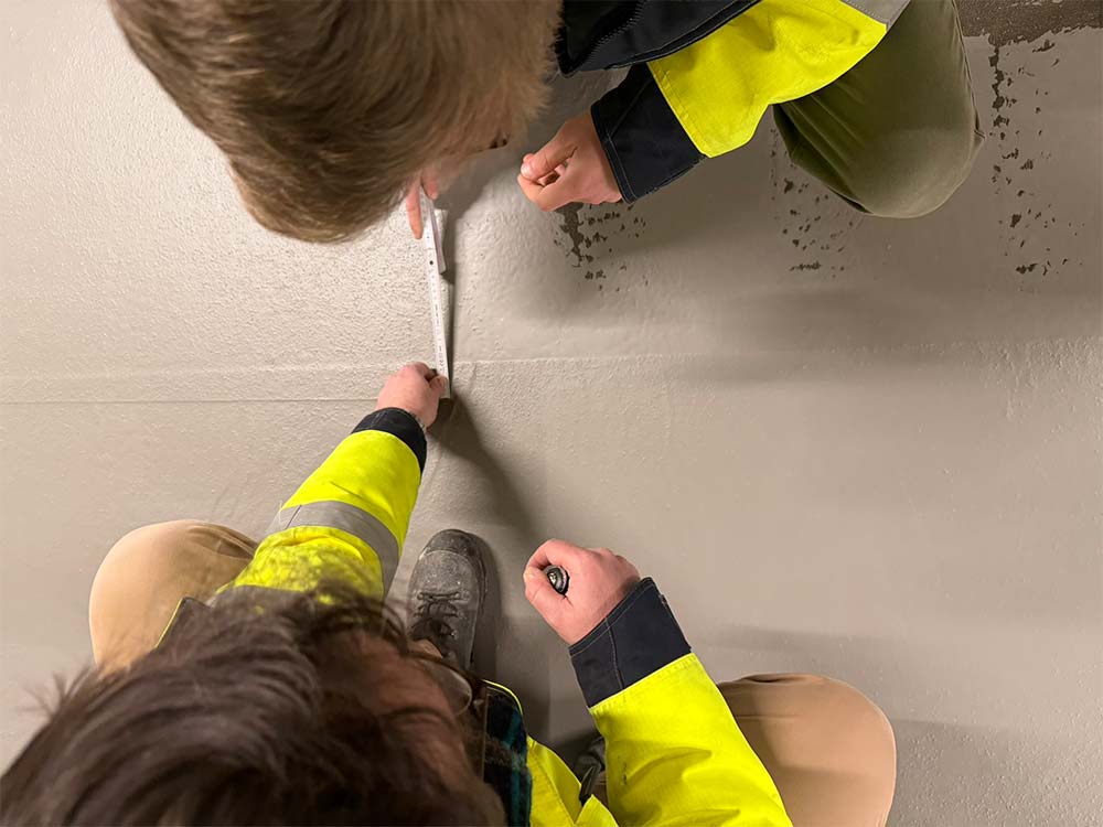 Teamarbeit in Tiefgarage