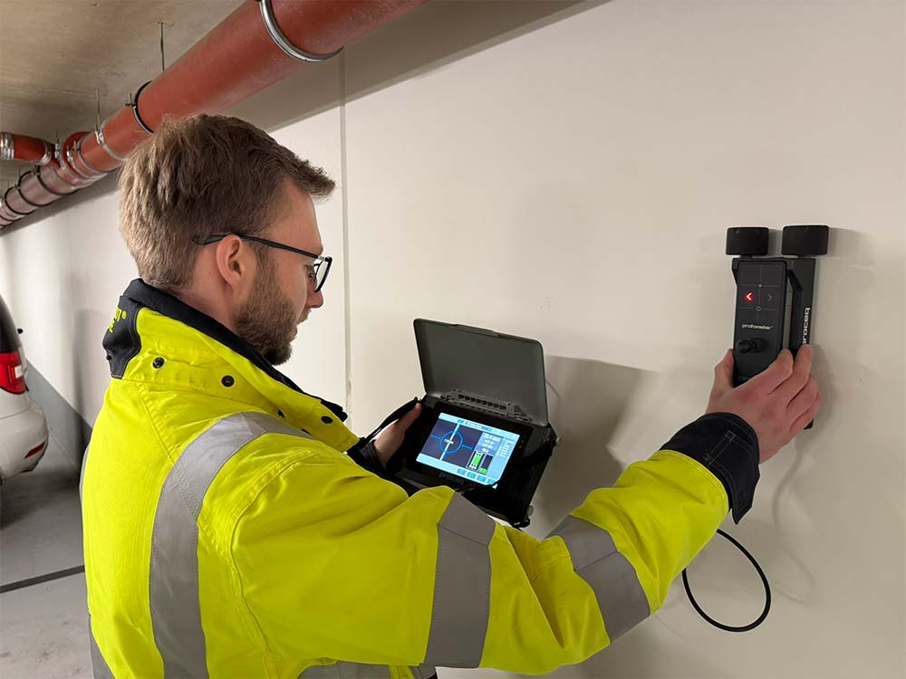 Kling Ingenieur bei der Machbarkeitsstudie mit der Messung an der Wand